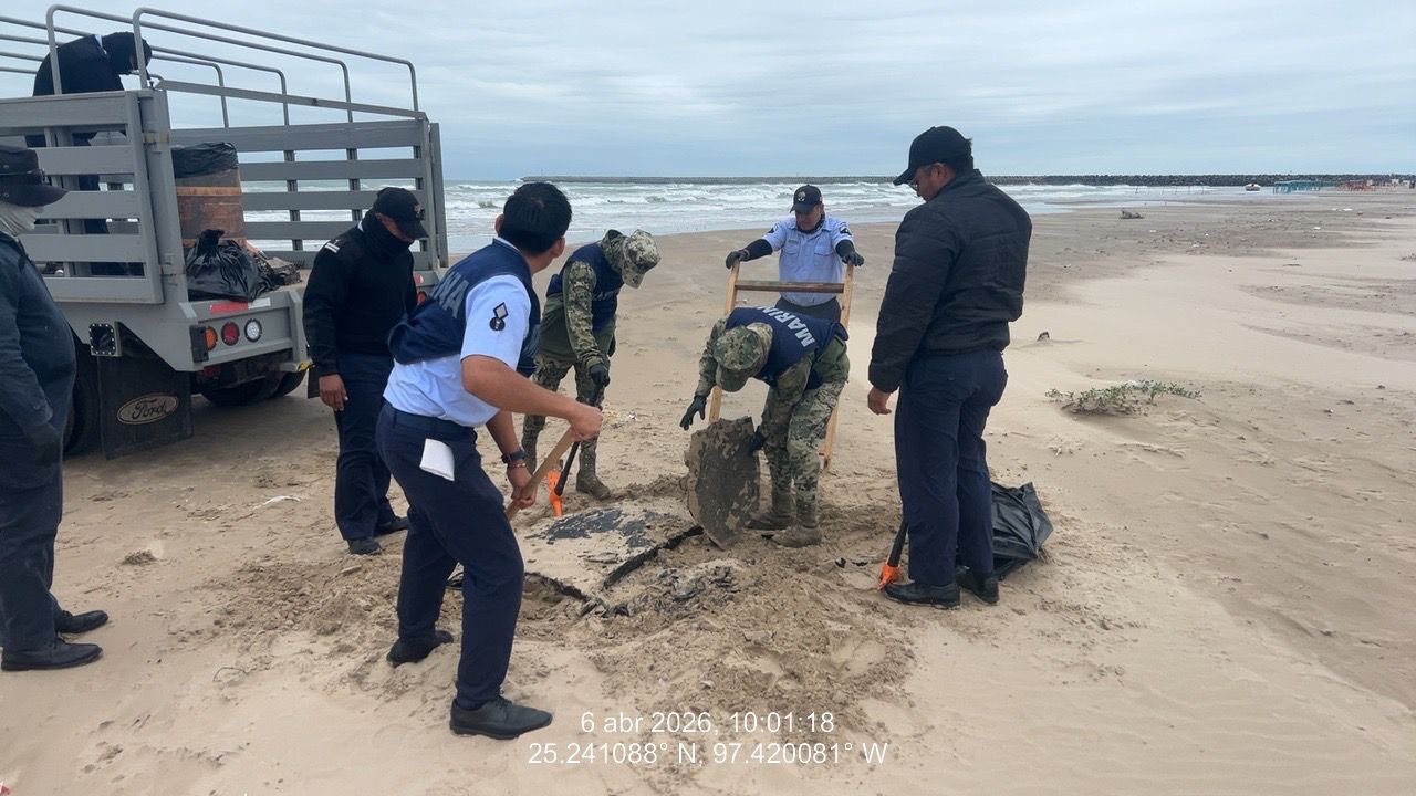 Recogen 236 kilos de hidrocarburo en playas de Tamaulipas
