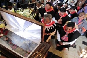 Indígenas de todo Chiapas se reúnen  para despedir a Samuel Ruiz