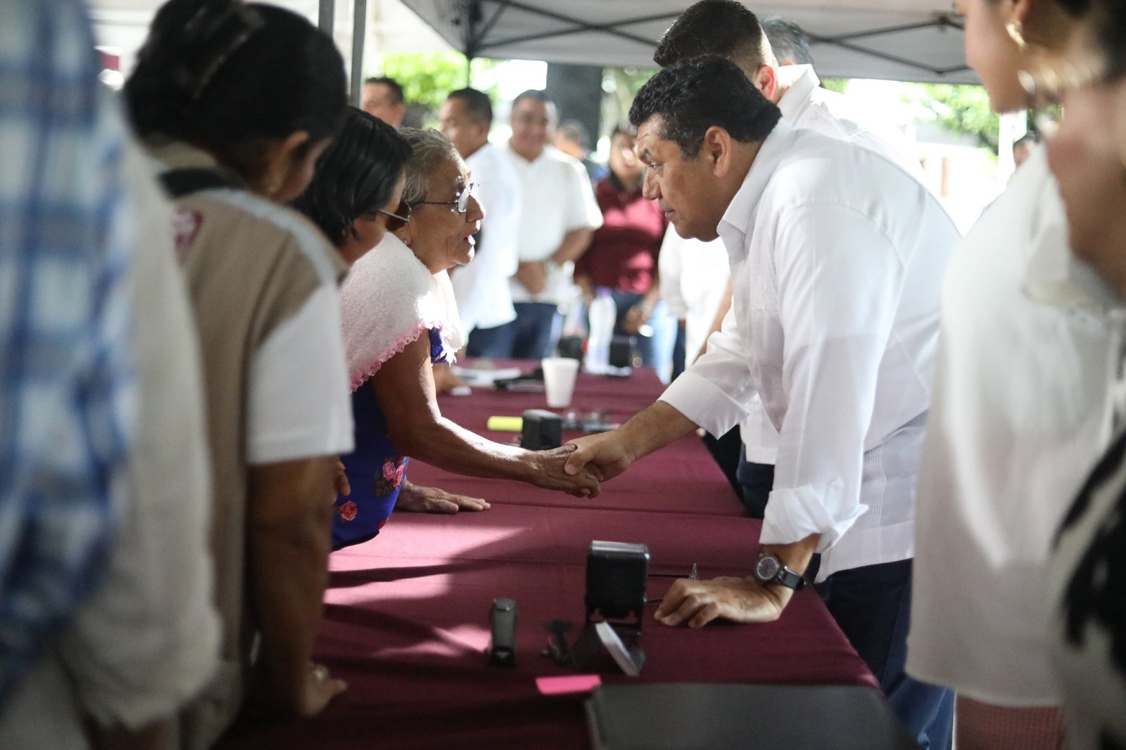 En el Gobierno del Pueblo escuchamos y resolvemos los problemas, sin descuidar la administración pública: May