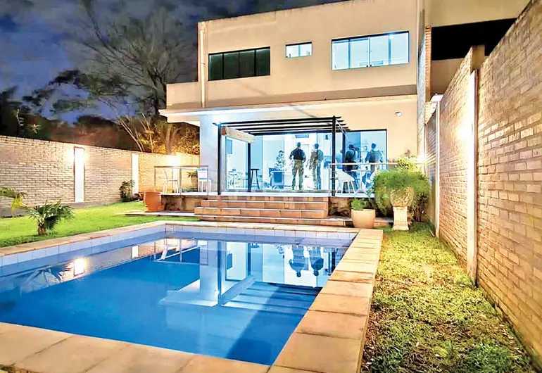 Agentes policiacos de Paraguay resguardan la vivienda en la que fue aprehendido Hernán Bermúdez, el viernes cerca de Asunción