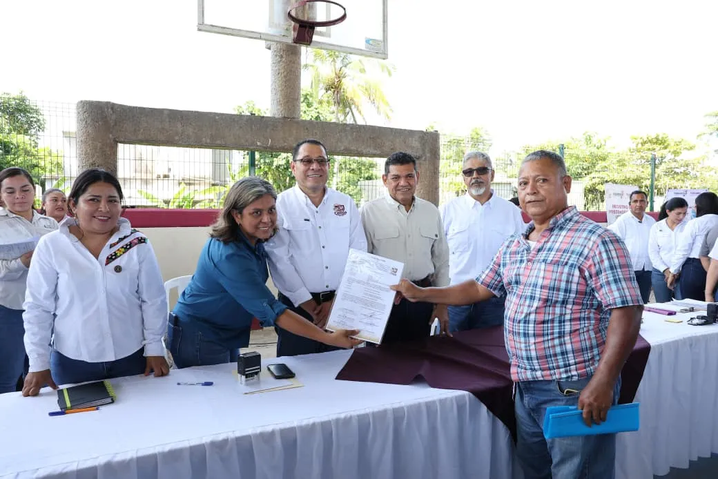 Entregan 13 títulos de propiedad a familias de Centla
