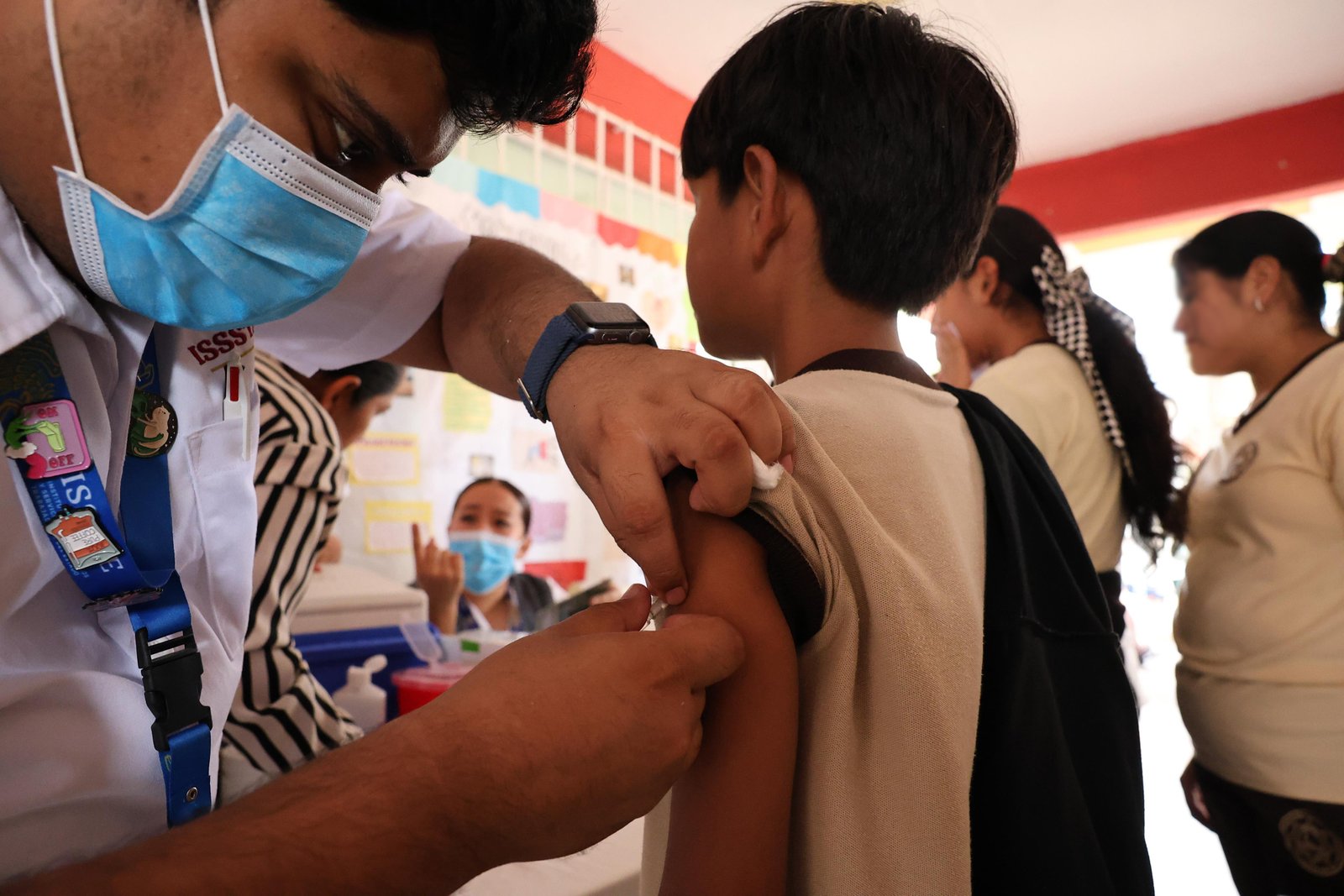 Inicia vacunación escolar en Centro: Gran respaldo de padres y docentes