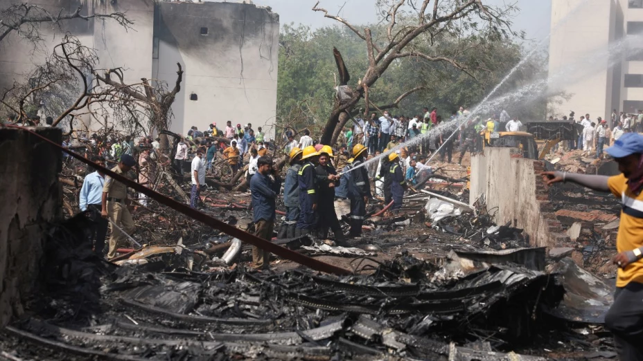 Hallan un sobreviviente y 204 cuerpos tras accidente del vuelo AI171
