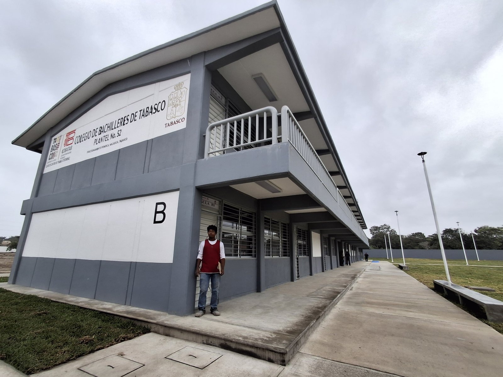 Invertir en educación es asegurar el progreso, afirma May al supervisar  nuevas instalaciones del Cobatab 52