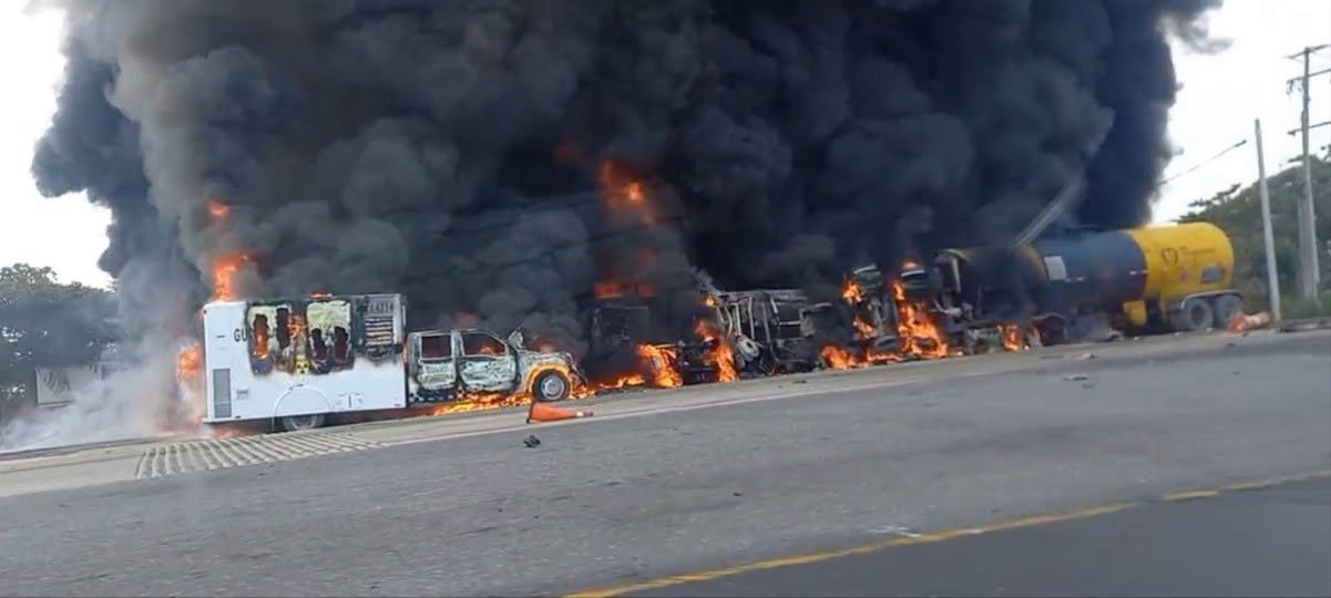 Explota pipa y cierra vía Cárdenas-Coatzacoalcos