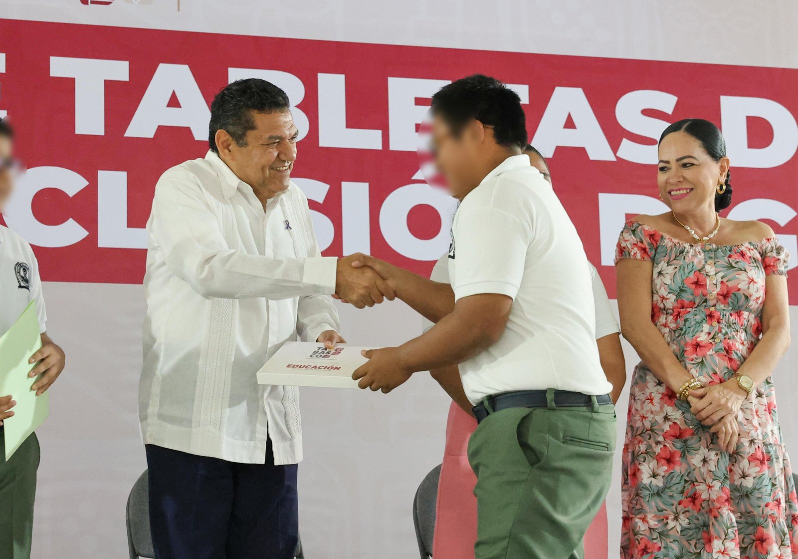 Cierran brecha digital en Los Ríos con tabletas para secundaria