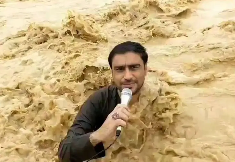 Hasta el cuello: Así cubre un reportero las inundaciones en Pakistán.