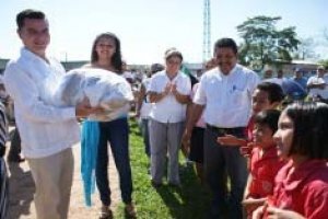 Entrega edil de Tenosique uniformes gratuitos a estudiantes de primaria