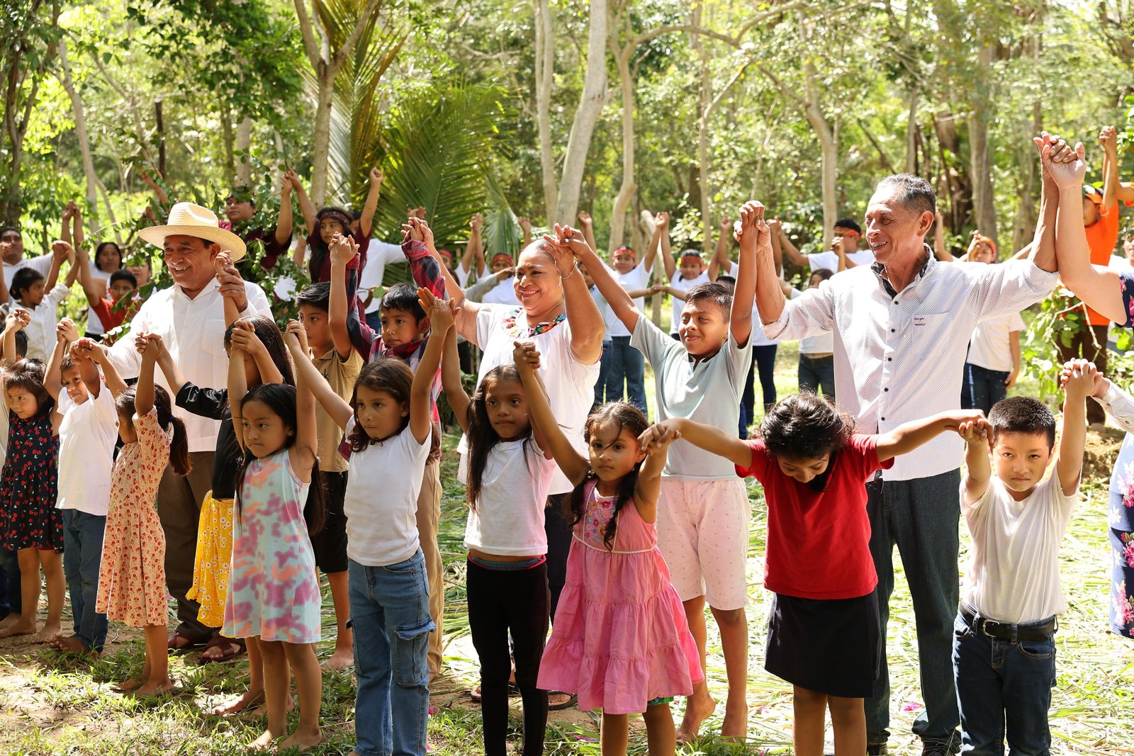 Más de 120 niñas y niños yokot’an participaron en la puesta en escena “Una edad feliz” durante el inicio del Encuentro de Teatro Campesino e Indígena en Centla.
