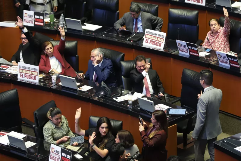 Senado aprueba tope de 70 mil pesos a pensiones de exfuncionarios