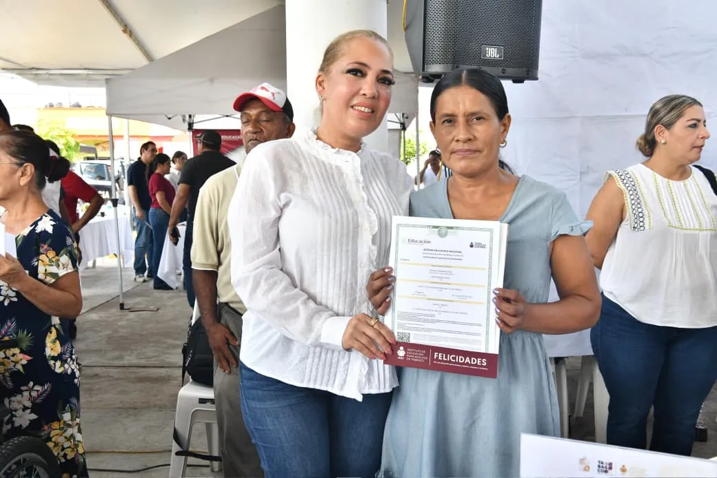 Entregan certificados del IEAT a dos mujeres en Cunduacán