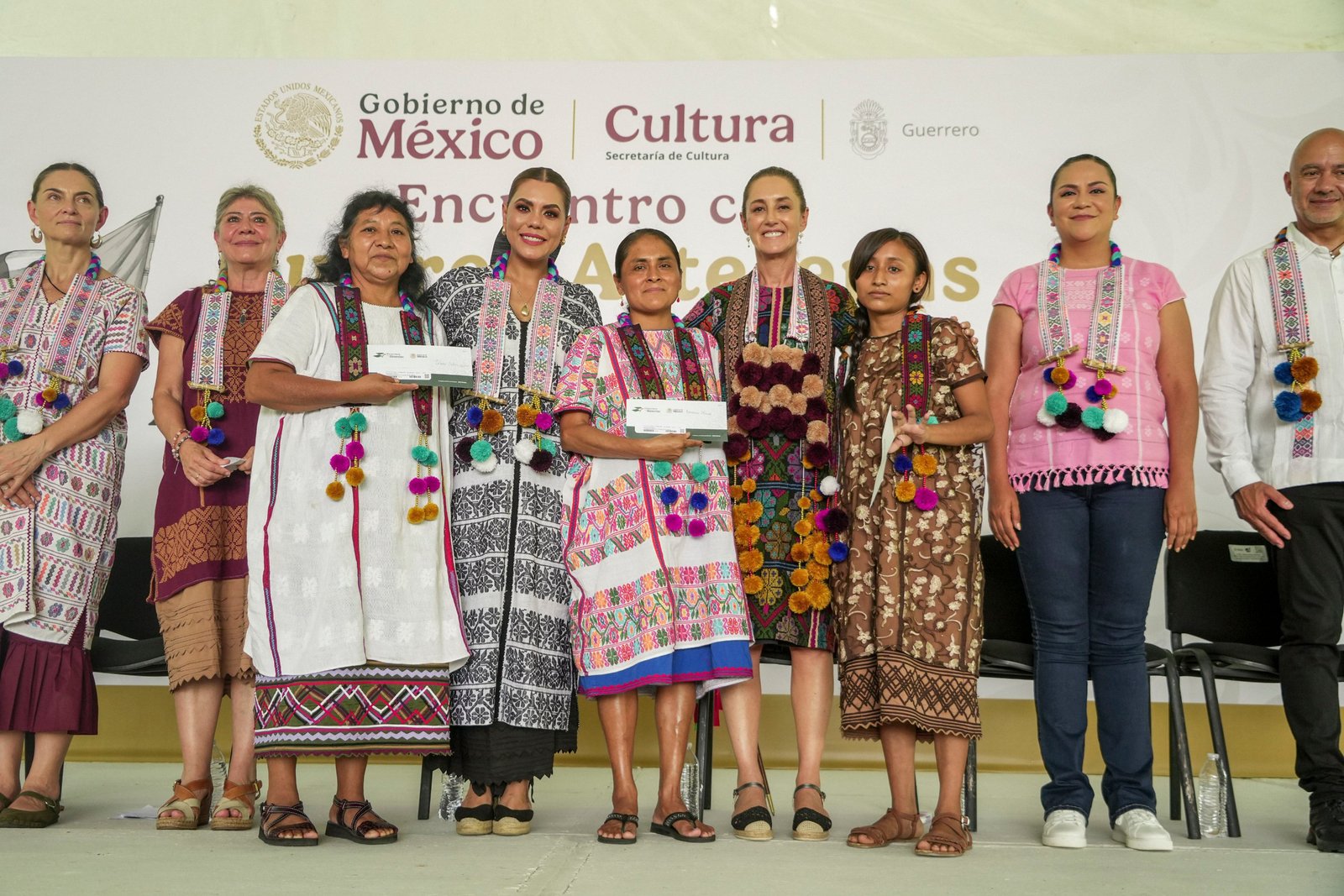 La presidenta encabezó en Guerrero la entrega de Créditos a la Palabra para mujeres artesanas dedicadas a la elaboración de huipiles tradicionales.