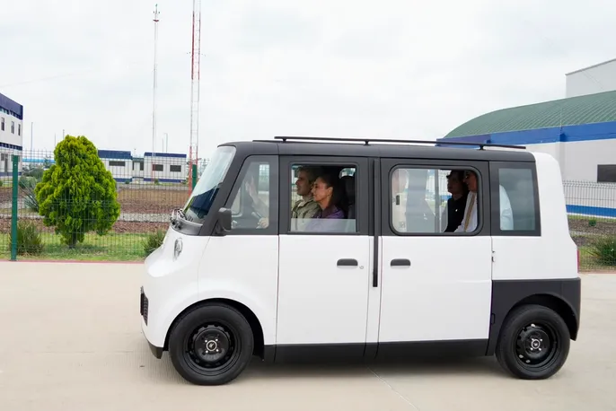 Sheinbaum presenta el vehículo eléctrico Olinia 1