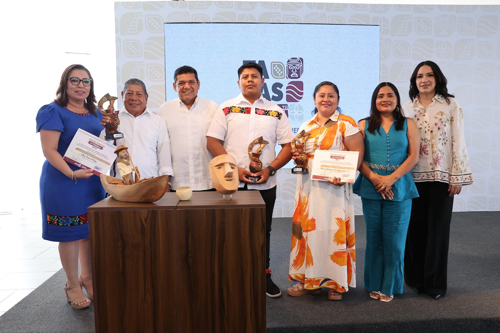 Reconoce Gobierno del Pueblo a artesanos; entrega May premios a la excelencia a2026