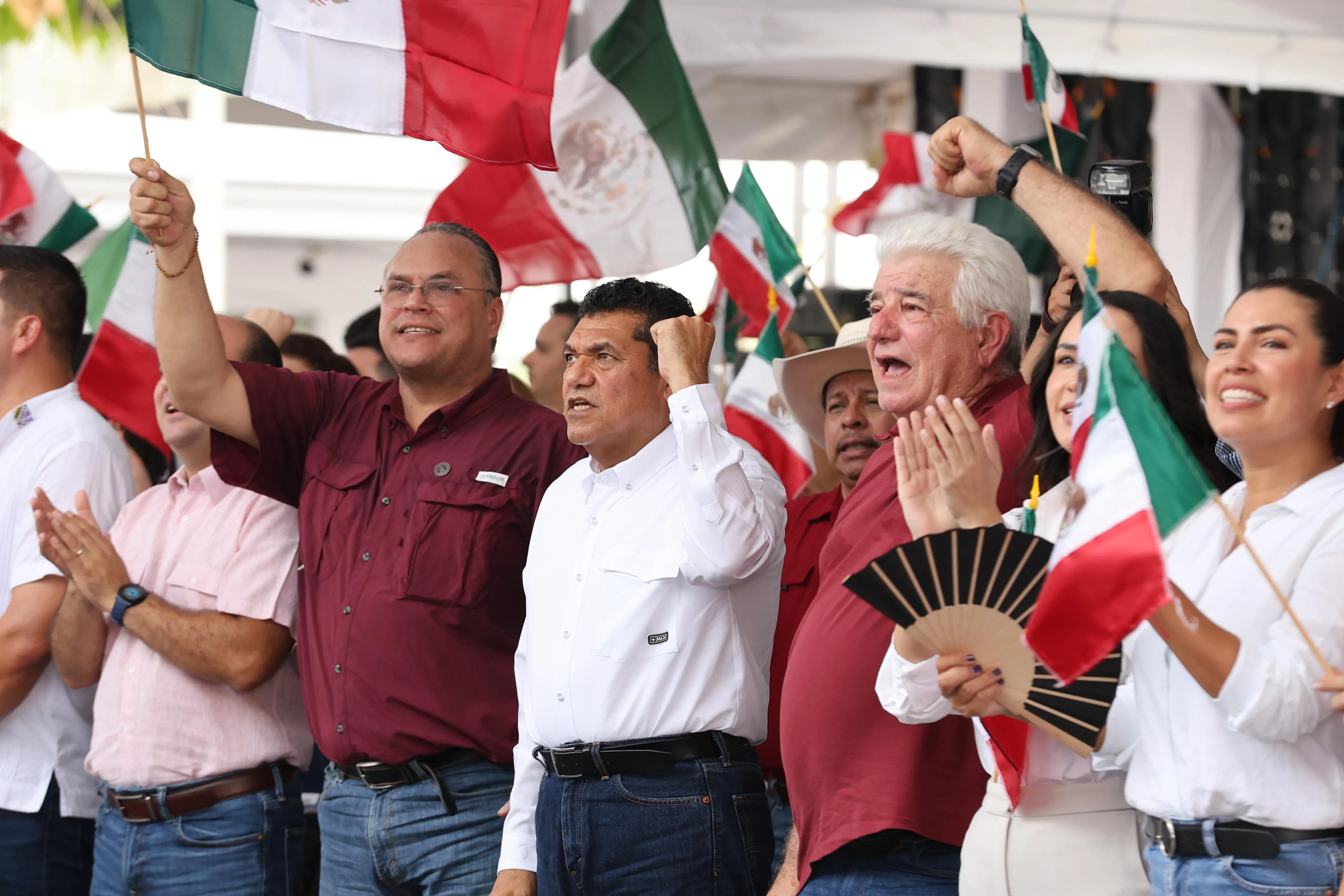 Plaza de Armas se tiñe de tricolor a dos años del triunfo histórico