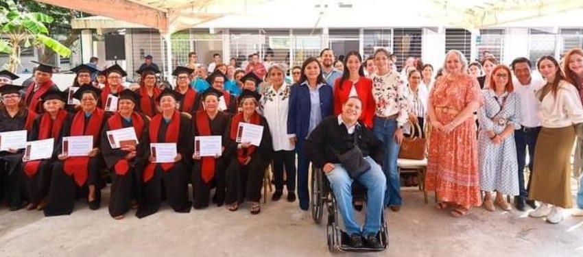 Entrega YOH rehabilitación del Centro de Atención del Adulto Mayor en la Guadalupe Borja