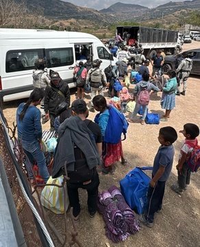 Retornan 118 desplazados a Xicotlán con resguardo militar