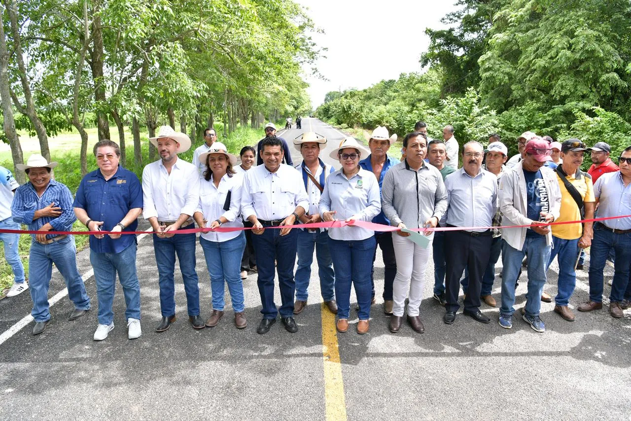 Entrega Javier May camino El Triunfo-El Pedregal; prevé más inversión carretera