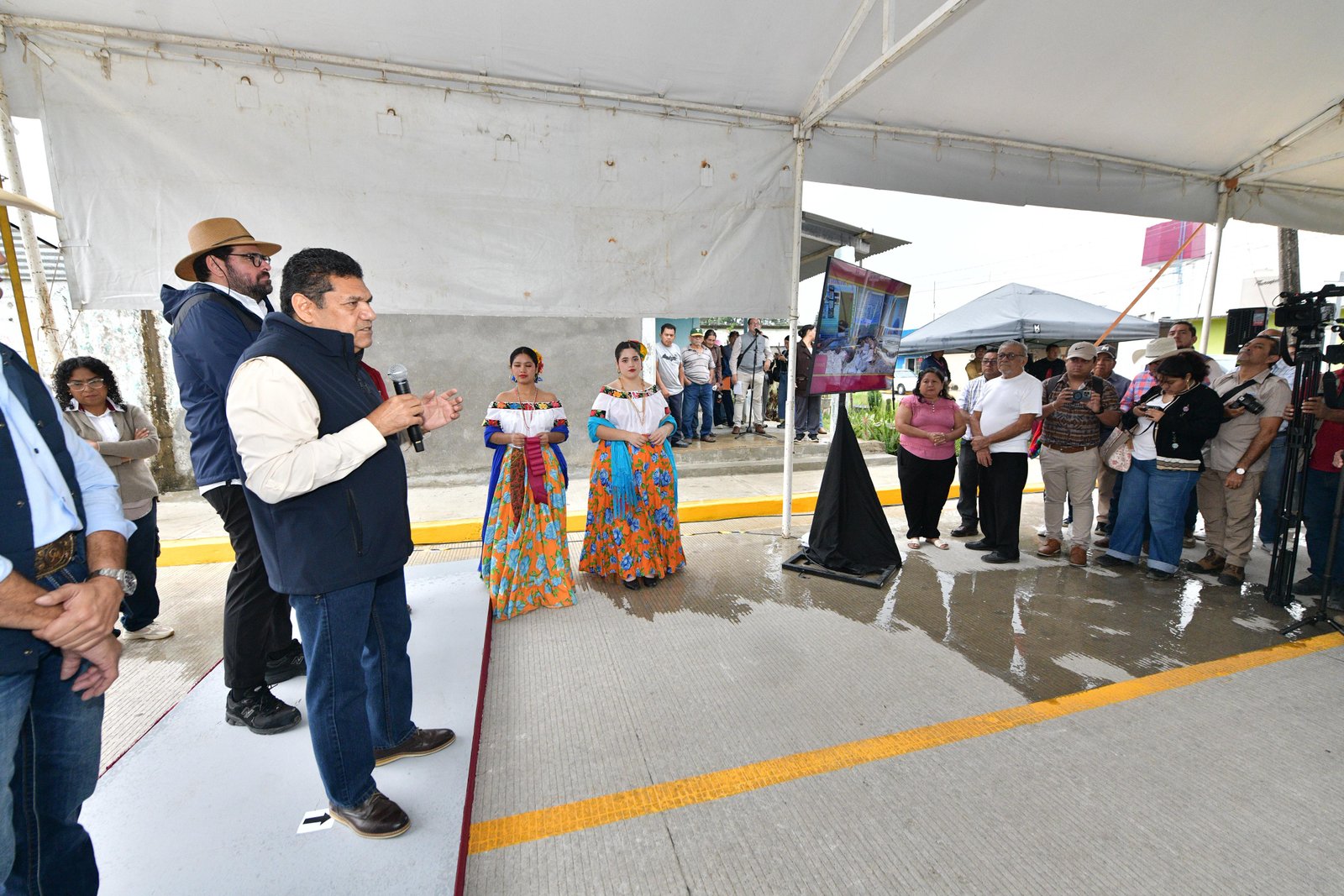 Javier May entrega calles pavimentadas y obras integrales en Villa Chablé