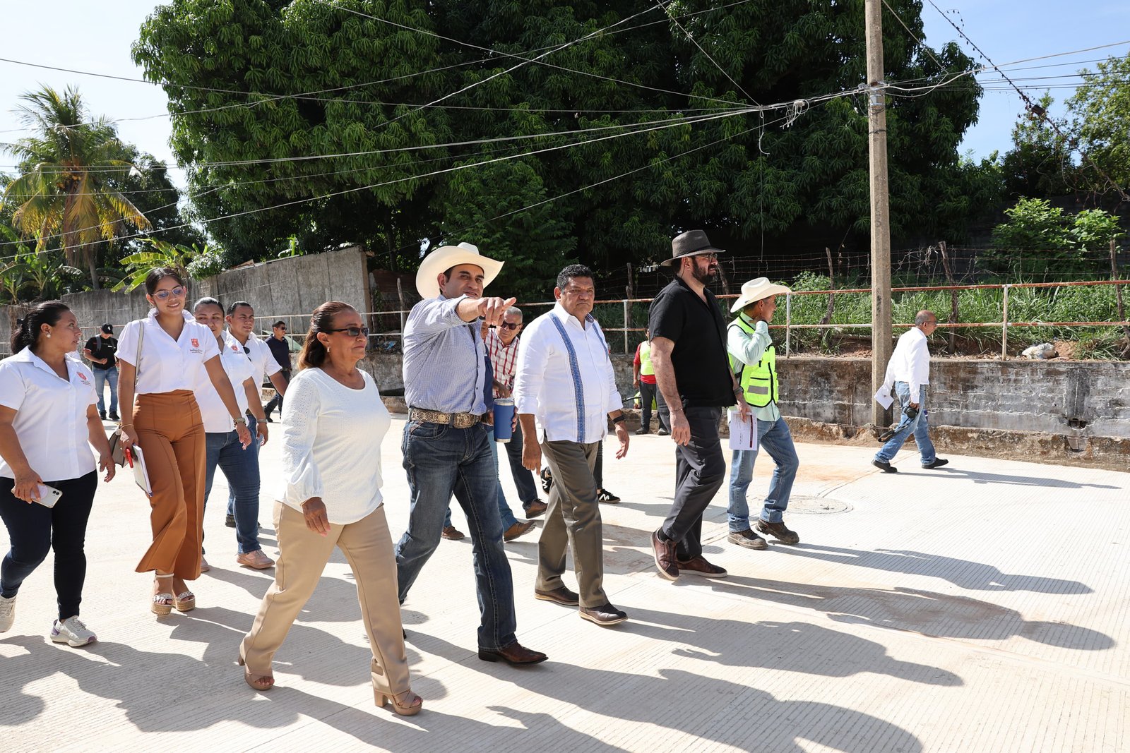Pavimentación de calles en Emiliano Zapata pone felices a vecinos y vecinas; además de una mejor imagen urbana, se reactiva el empleo*