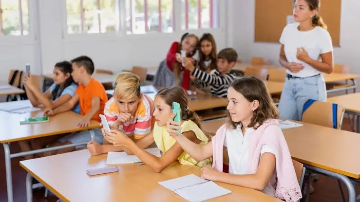 Padres de familia avalan retirar celulares en escuelas si hay acuerdo de asamblea