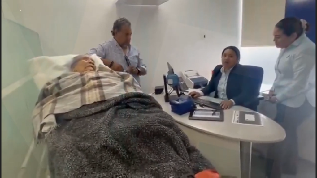Banco BBVA obliga a mujer de 96 años a acudir en camilla