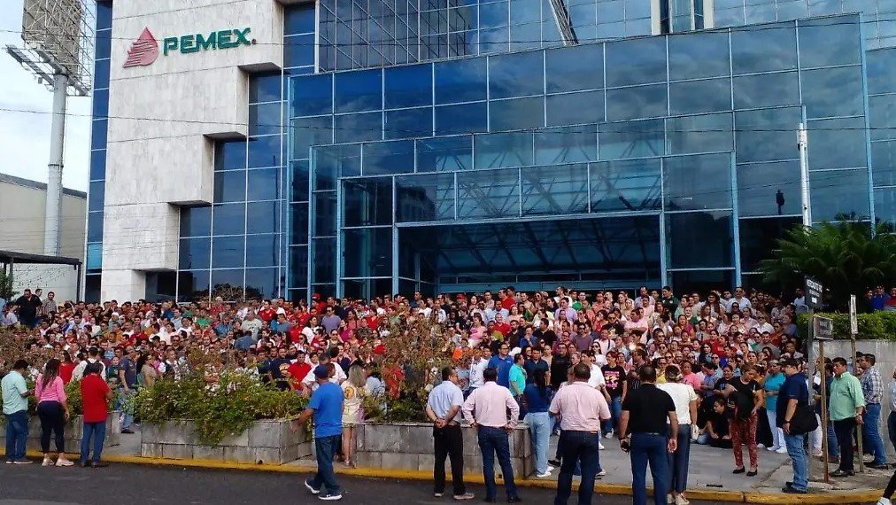 Sección 44 protesta en la Pirámide de Pemex por pensiones