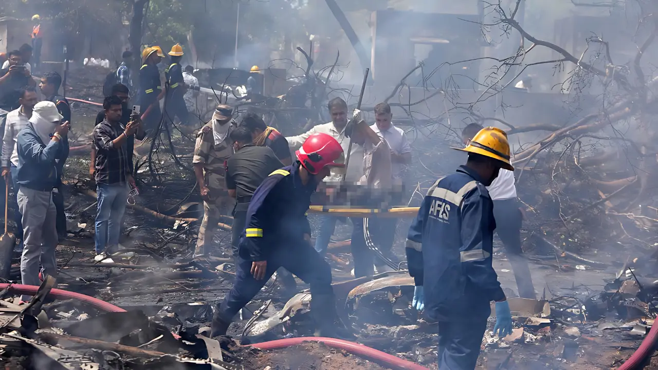 Hallan 204 cadáveres tras accidente de vuelo en Ahmedabad, India