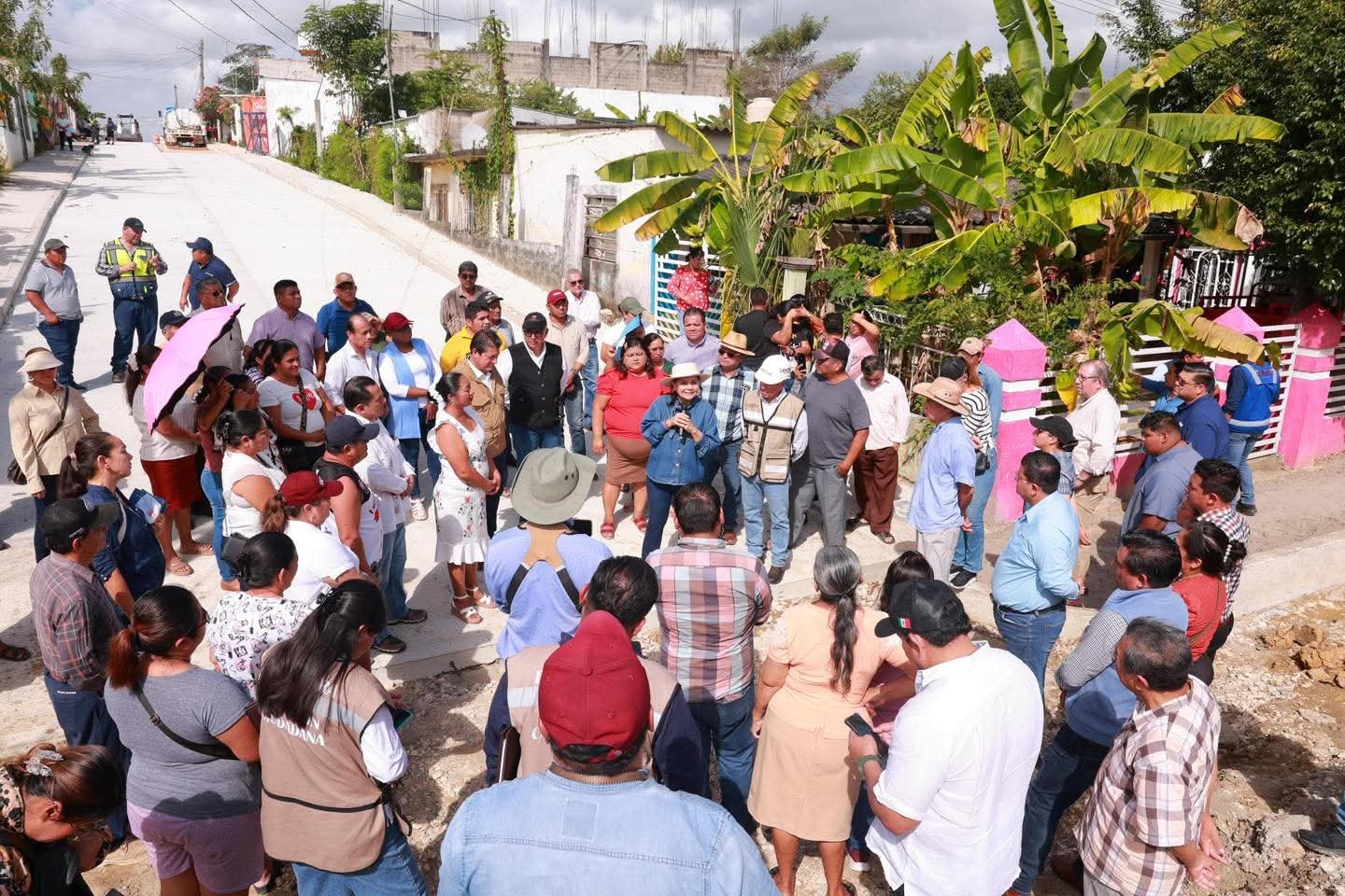 Yolanda Osuna entrega obras viales e hidráulicas en Tamulté de las Sabanas