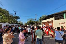 Protestan para exigir rehabilitación de escuela primaria en Macultepc