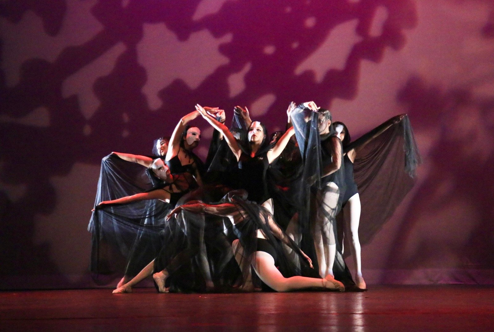 El Voluntariado de Salud realizó la Gala Rosa para donar prótesis e insumos a mujeres que vencieron el cáncer de mama en el estado.