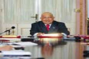 Hugo Chávez firma una Ley que nacionaliza explotación de oro