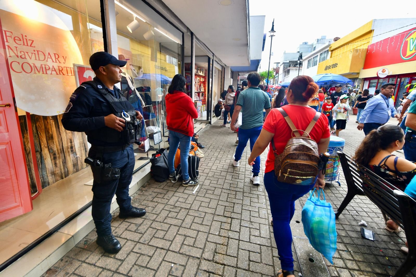 Familias tabasqueñas realizan compras en paz