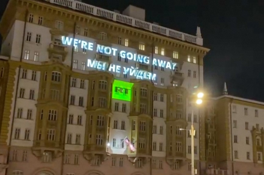 “No nos vamos a ir”: RT ilumina Embajada de EE.UU. en Moscú