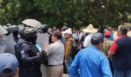 Bloquean extrabajadores de Pemex, puente “Los Monos” 