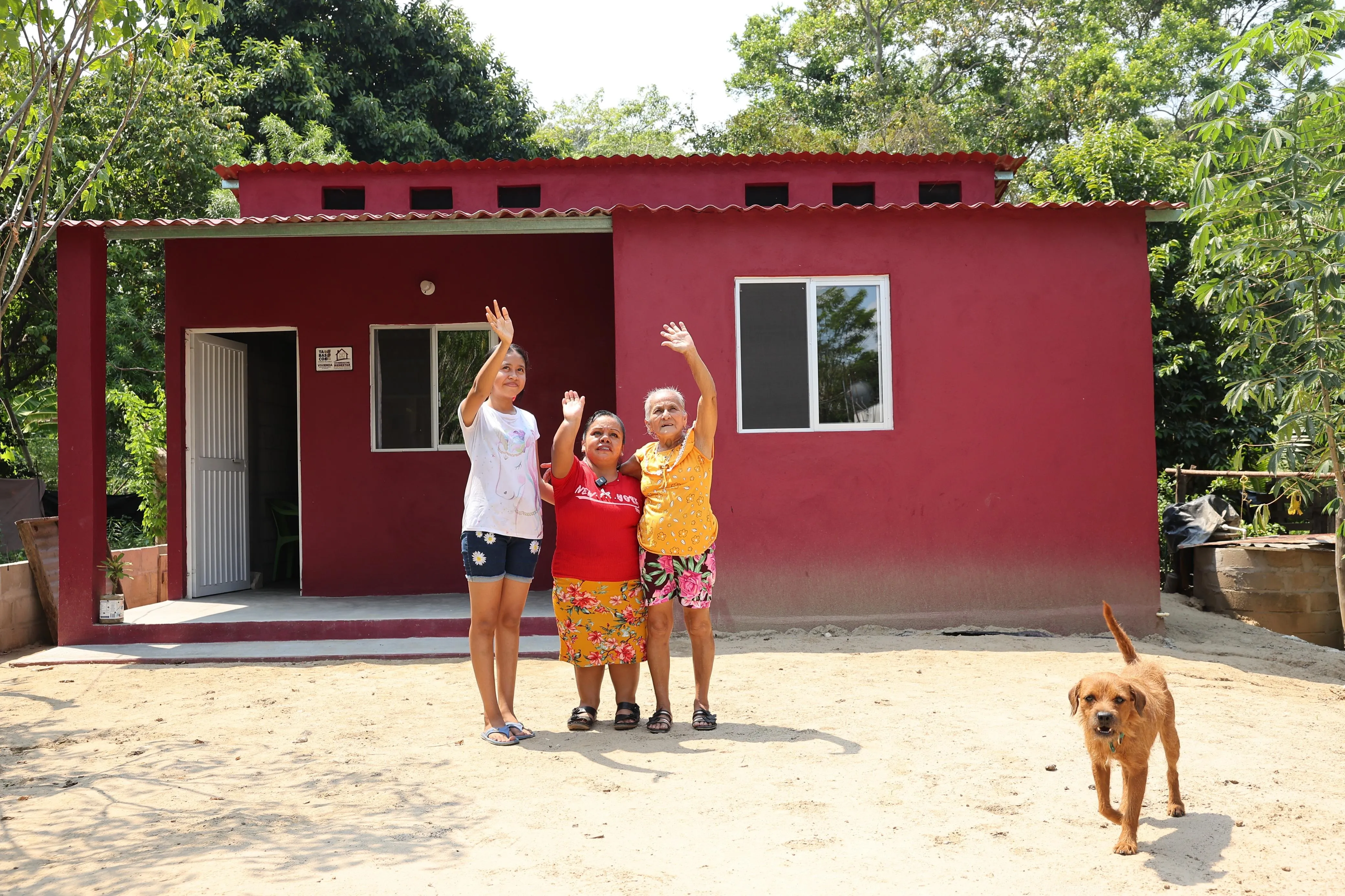 Tabasco entrega llaves de viviendas a 65 familias de Centro; meta sexenal es 20 mil casas rurales