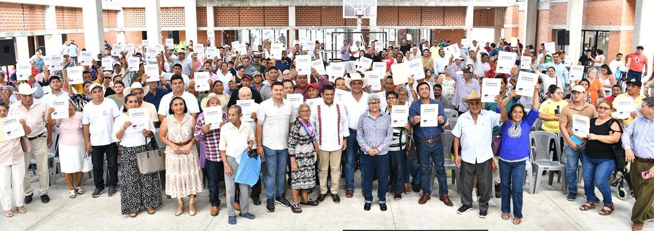 Javier May entregó 73 certificados de Crédito Ganadero a la Palabra en Comalcalco, como parte de un plan para recuperar el hato ganadero y fortalecer la economía rural.