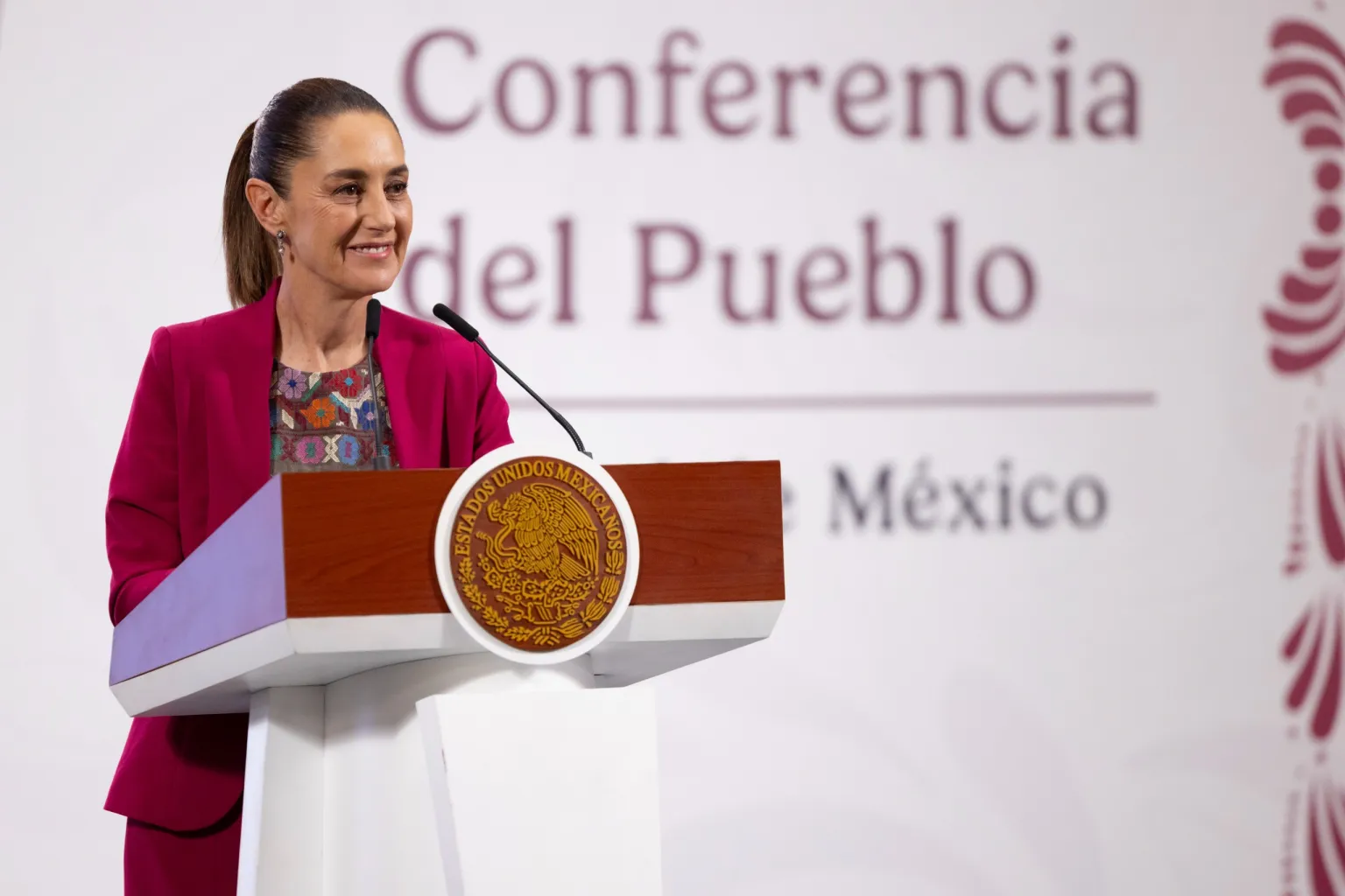 Sheinbaum exige a Salinas Pliego liquidar sus adeudos fiscales y privados
