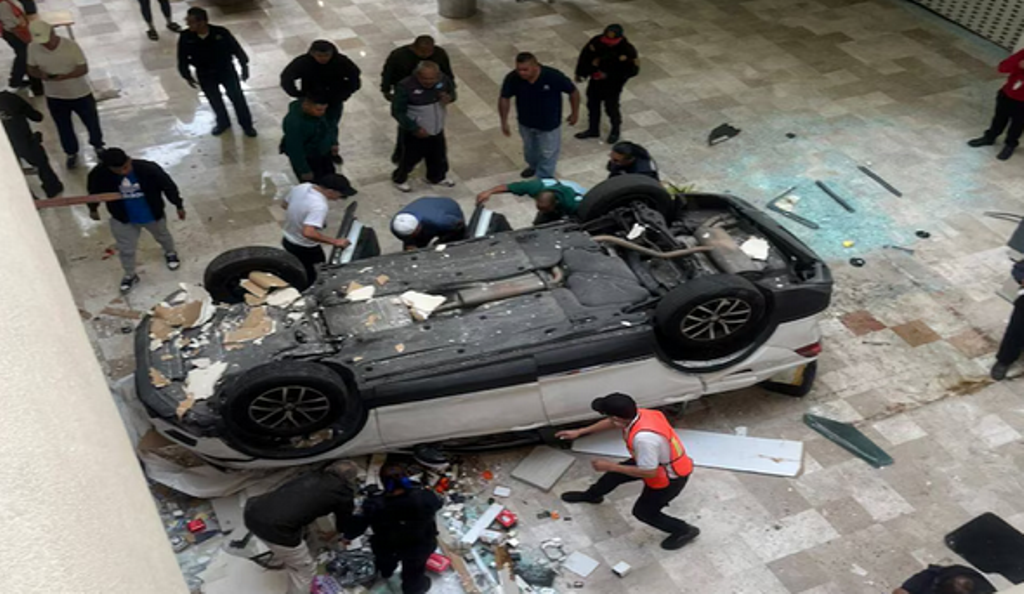 Mujer sobrevive a caída de camioneta desde tercer piso