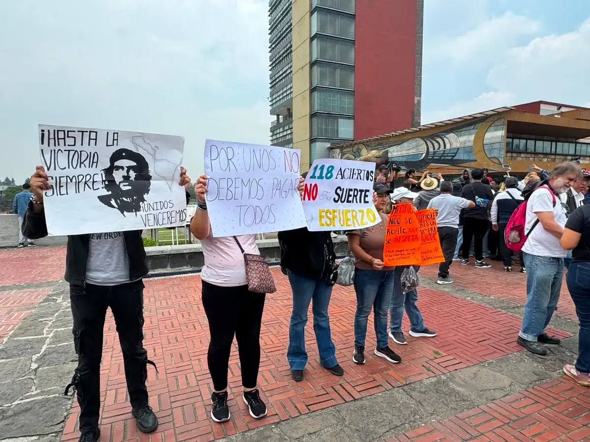 Aspirantes a la UNAM exigen respeto a sus puntajes; universidad alerta sobre fake news