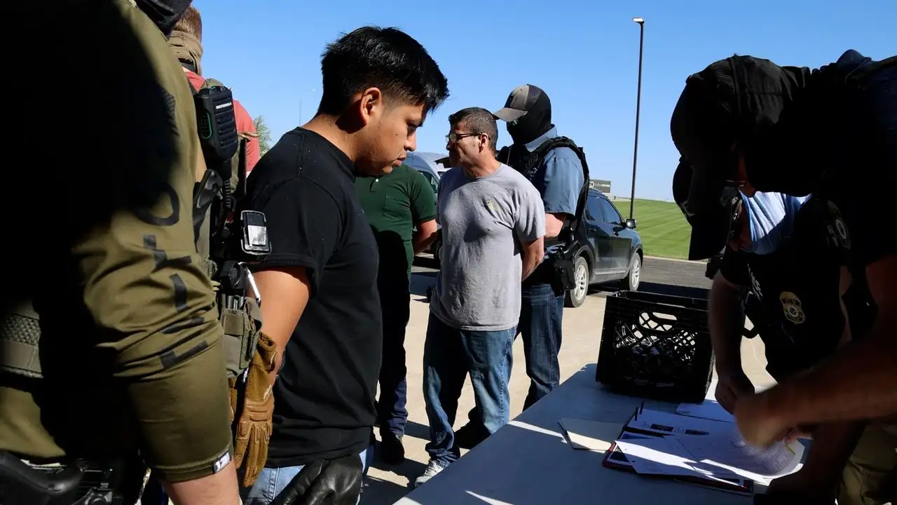 ICE intensifica redadas contra 255?700 indocumentados en campos de California