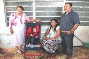 Entrega edil de Cunduacán y su esposa silla de rueda a niño con capacidades diferentes