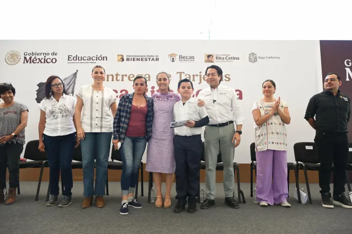 Inicia Sheinbaum entrega de la Beca Rita Cetina en Tijuana