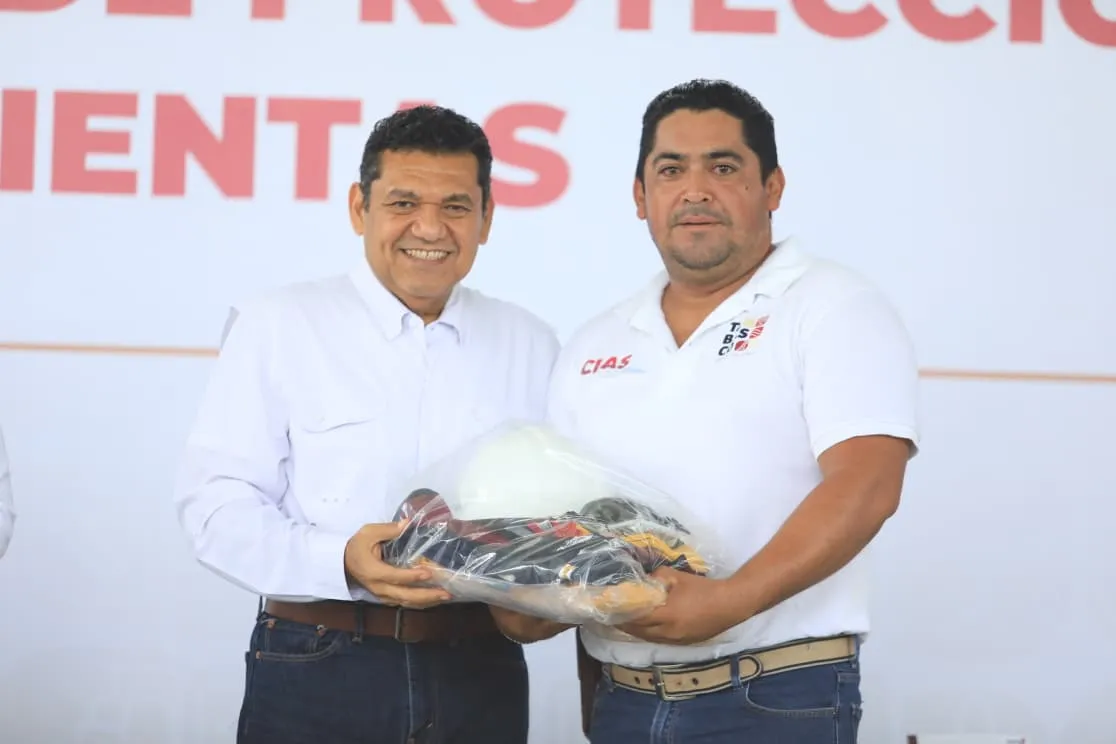 EntregaJavier May equipo a personal operativo de CEAS