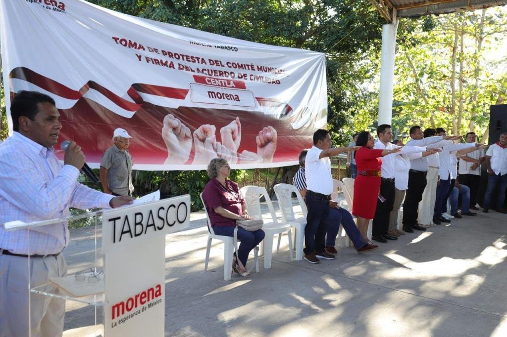 Dirigente de Morena toma protesta a nuevo Comité Municipal en Centla