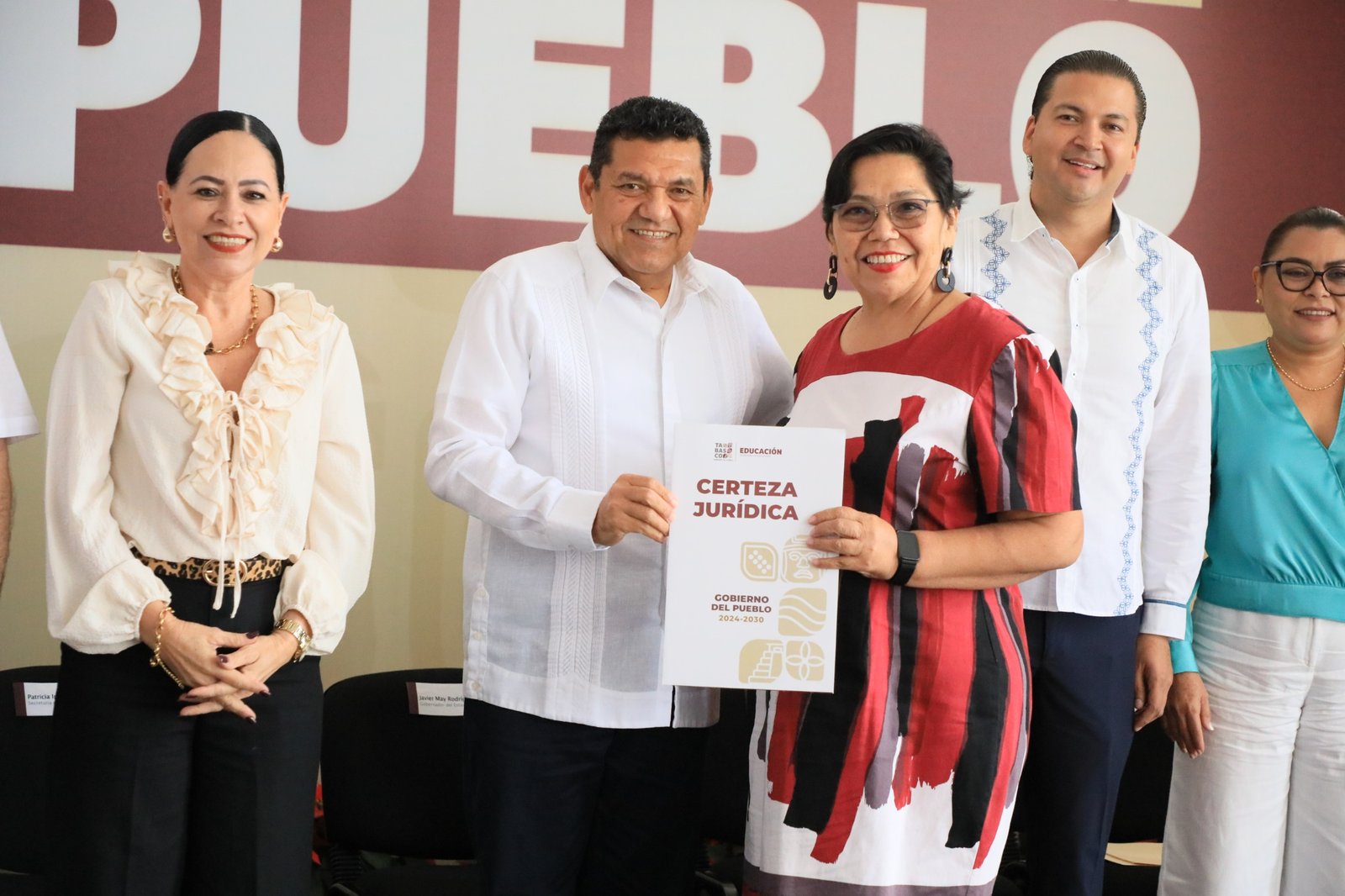 Escuelas de Tabasco reciben títulos de propiedad tras décadas de espera