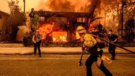 Vientos de “Santa Ana” reforzados y alertas de evacuación en Los Ángeles