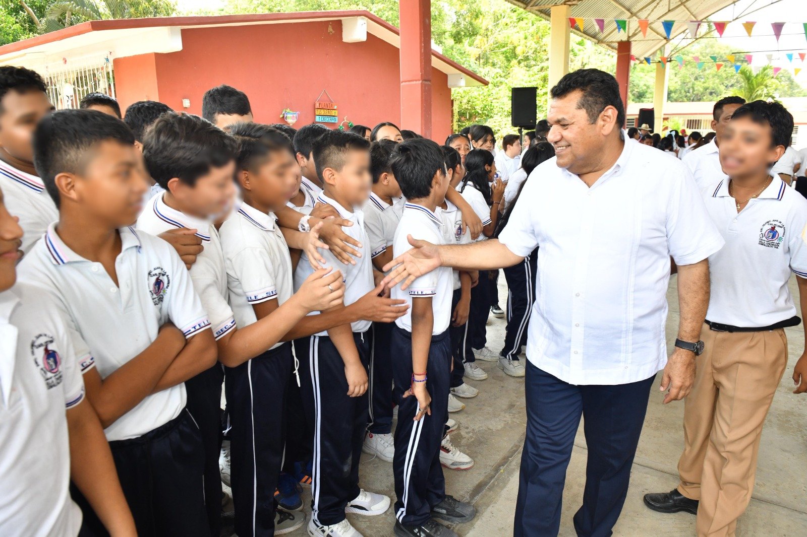 Alumnos reconocen apoyo en infraestructura para su escuela en Chichicapa