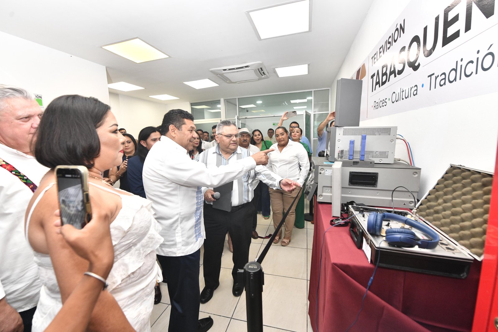 El gobernador Javier May encabezó el aniversario 42 de Televisión Tabasqueña, donde se inauguró una exposición y se anunciaron producciones inclusivas y culturales.