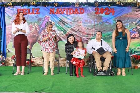 Convive Yolanda Osuna con niños del CAI “Carmen de Mora” en festival navideño